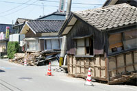 倒壊している建物内閣府　防災情報のページ